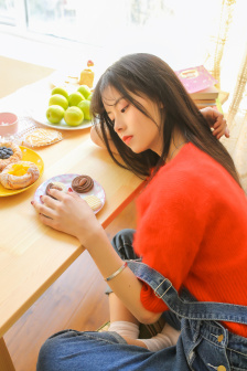 上课被同桌逗弄